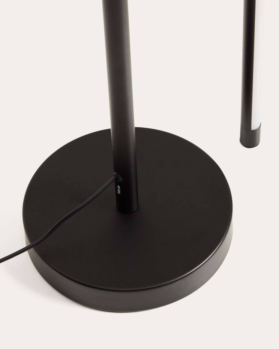 Напольный светильник Bow из черного алюминия