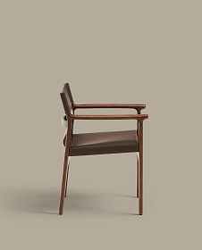 Стул Jan из переработанной кожи темно-коричневого цвета и ясеня в ореховом цвете