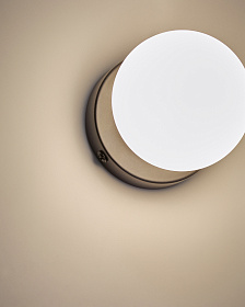 Настенный светильник Brisia из черного металла со стеклянным шаром Ø8 см