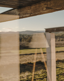 Benicarlo Торшер из массива каучукового дерева с бежевым абажуром