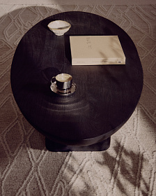 Ovak Приставной столик из акации с чёрной отделкой Ø50 см