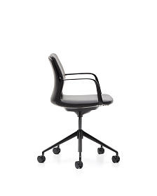 Офисный стул Nerlan из черной экокожи с черной алюминиевой рамой