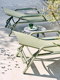 Шезлонг Stack с подлокотниками