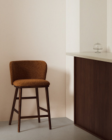 Полубарный стул Ciselia из терракотового шенилла с ножками из ясеня в отделке орех