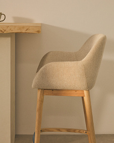 Полубарный стул Konna бежевого цвета с ножками из массива ясеня в светлой отделке, 65 см