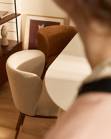 Стул Ciselia из бежевого шенилла с ножками из ясеня в отделке орех