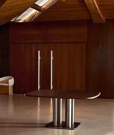 Стол Melvar из 100% орехового шпона с основанием из стали 150 x 150 