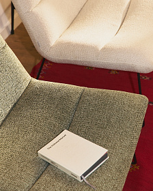 Кресло Asen из зеленого шенилла с черными стальными ножками