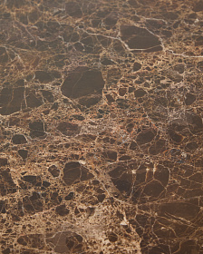 Приставной столик Pirita из коричневого мрамора с ножками из дуба с темной отделкой, 71 x 70 см