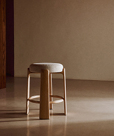 Granite Полубарный табурет из бежевого шенилла и массива ясеня в натуральной отделке 65 см