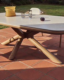 Уличный стол Mirtia из алюминия с отделкой под дерево и кремового спеченного камня, 240 x 110 см