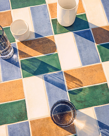 Уличный стол Tella из оцинкованной стали графитового цвета с разноцветной плиткой, диаметр 120 см