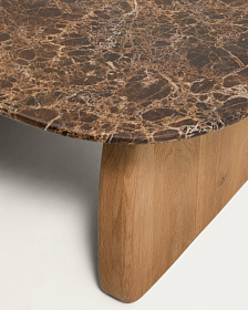 Приставной столик Pirita из коричневого мрамора с ножками из дуба с натуральной отделкой, 71 x 70 см