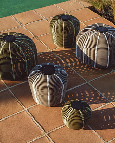 Уличный светильник Garoina солнечных батареях из искусственного ротанга цвета таупе, 35 см