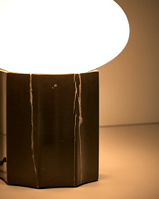 Настольная лампа Idela из тонированного стекла и черного мрамора, 15 см