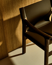 Стул Jan из переработанной кожи темно-коричневого цвета и ясеня в ореховом цвете