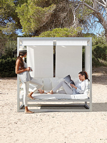 Диван уличный Tres под навесом