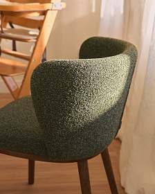 Стул Ciselia из темно-зеленого шенилла с ножками из ясеня в отделке орех