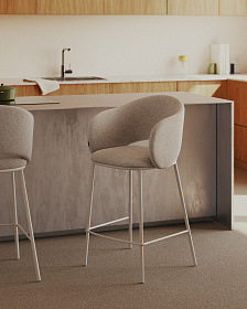 Полубарный стул Maina из бежевой шенилли и ножками в бежевой отделке, 65 см