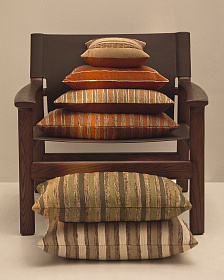 Чехол для подушки Amela бежевый из бархата с вышитой полосой 50 x 30 см