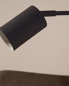 Настольная лампа Manie из металла с отделкой под черный чугун