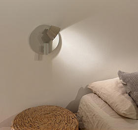 Настенный светильник Absidiola a moving reader withe-shaped RAL 9002 с бежевым керамическим плафоном