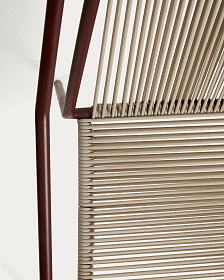 Уличный стул Zivia из веревки цвета экрю и стали бордового цвета