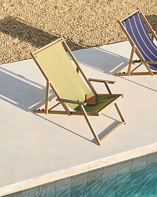 Складное кресло Vilara из акации для улицы салатового цвета