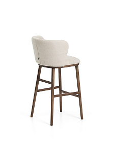 Барный стул Ciselia из бежевого шенилла с ножками из ясеня в отделке орех
