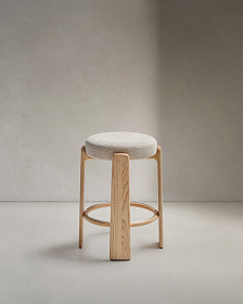 Granite Полубарный табурет из бежевого шенилла и массива ясеня в натуральной отделке 65 см