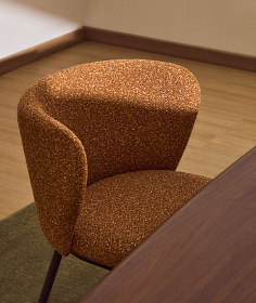 Стул Ciselia из терракотового шенилла с ножками из черной стали