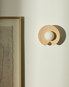 Настенный светильник Wilara из дуба с шаром из дымчатого стекла